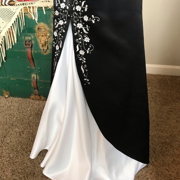 Black and White Gown - Picture 4 of 8